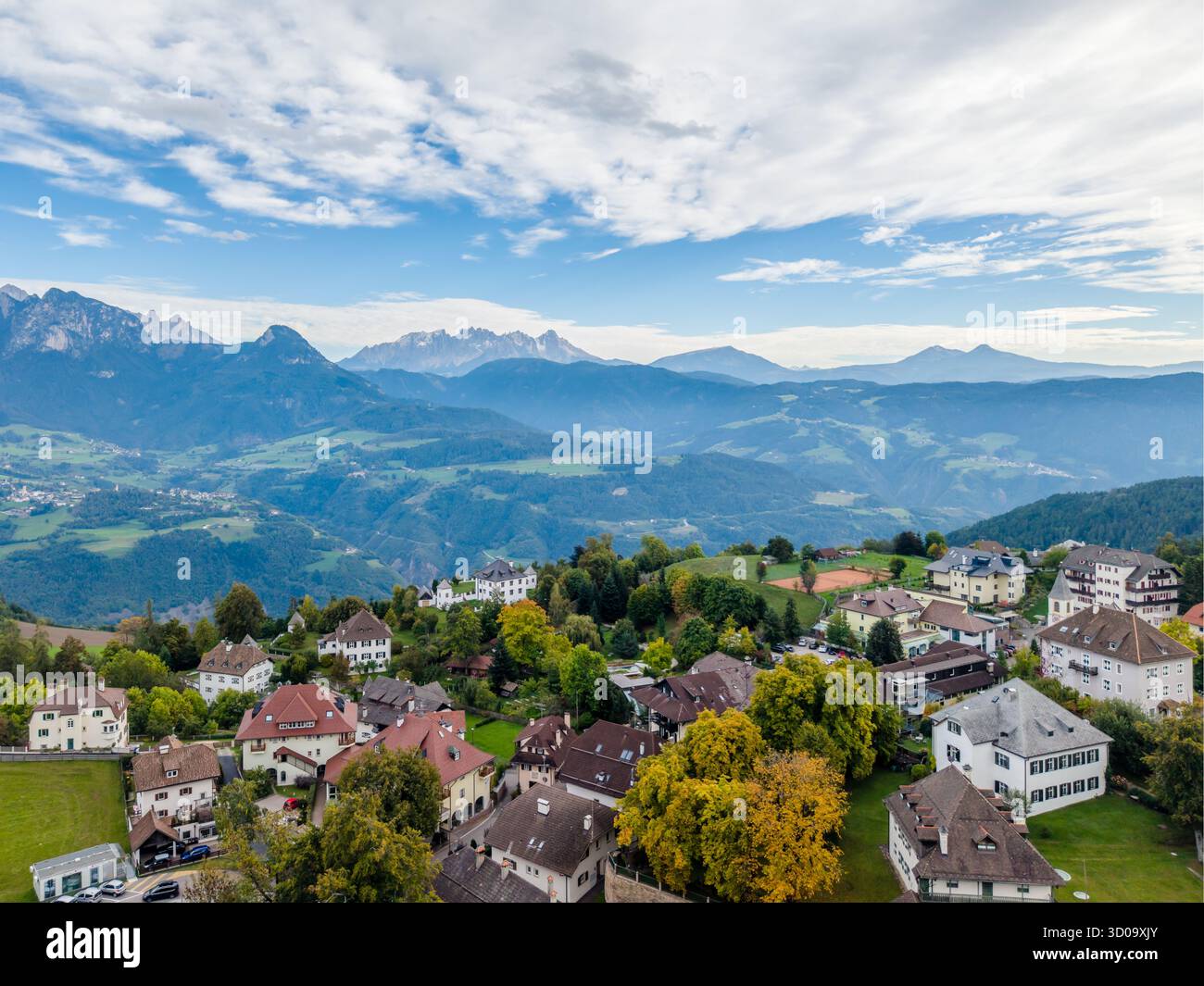 Collalbo, Italie - 04 octobre 2025 : vue aérienne de Collalbo, également connu sous le nom de Klobenstein, un village sur le plateau de Ritten près de Bolzano dans le Tyrol du Sud, N. Banque D'Images