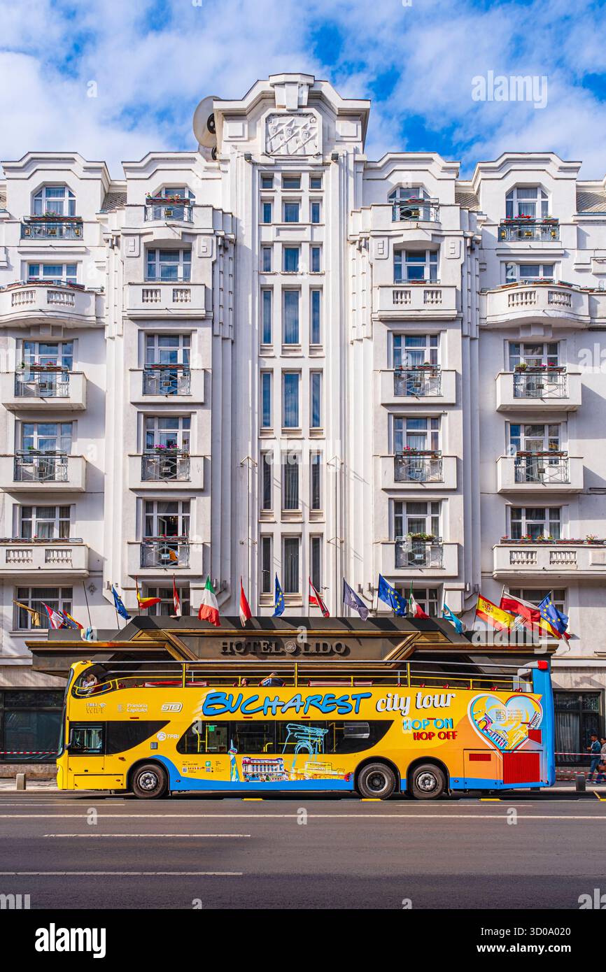 Roumanie, Bucarest, boulevard général Gheorghe Magheru, bus touristique Hop-on Hop-off devant l'Hôtel Lido by Phoenicia, bâtiment historique de 1930 Banque D'Images Roumanie, Bucarest, boulevard général Gheorghe Magheru, bus touristique Hop-on Hop-off devant l'Hôtel Lido by Phoenicia, bâtiment historique de 1930 Banque D'Images