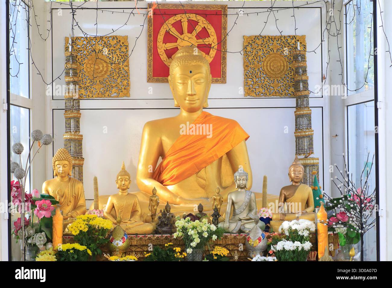 France, Val d'Oise, Vallée de Montmorency, Saint Leu la foret, temple bouddhiste Theravada appelé Wat Sisattanak et fréquenté par la communauté laotienne Banque D'Images France, Val d'Oise, Vallée de Montmorency, Saint Leu la foret, temple bouddhiste Theravada appelé Wat Sisattanak et fréquenté par la communauté laotienne Banque D'Images