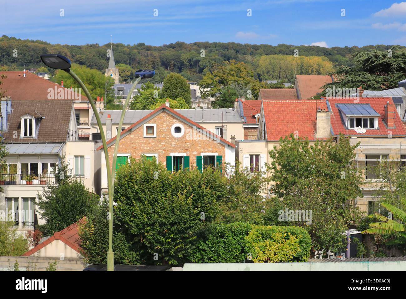 France, Val d'Oise, vallée de Montmorency, Saint Leu la foret, quartier de la gare avec l'église Saint-Leu-Saint-Gilles (1851) et la forêt de Montmorency en arrière-plan Banque D'Images France, Val d'Oise, vallée de Montmorency, Saint Leu la foret, quartier de la gare avec l'église Saint-Leu-Saint-Gilles (1851) et la forêt de Montmorency en arrière-plan Banque D'Images