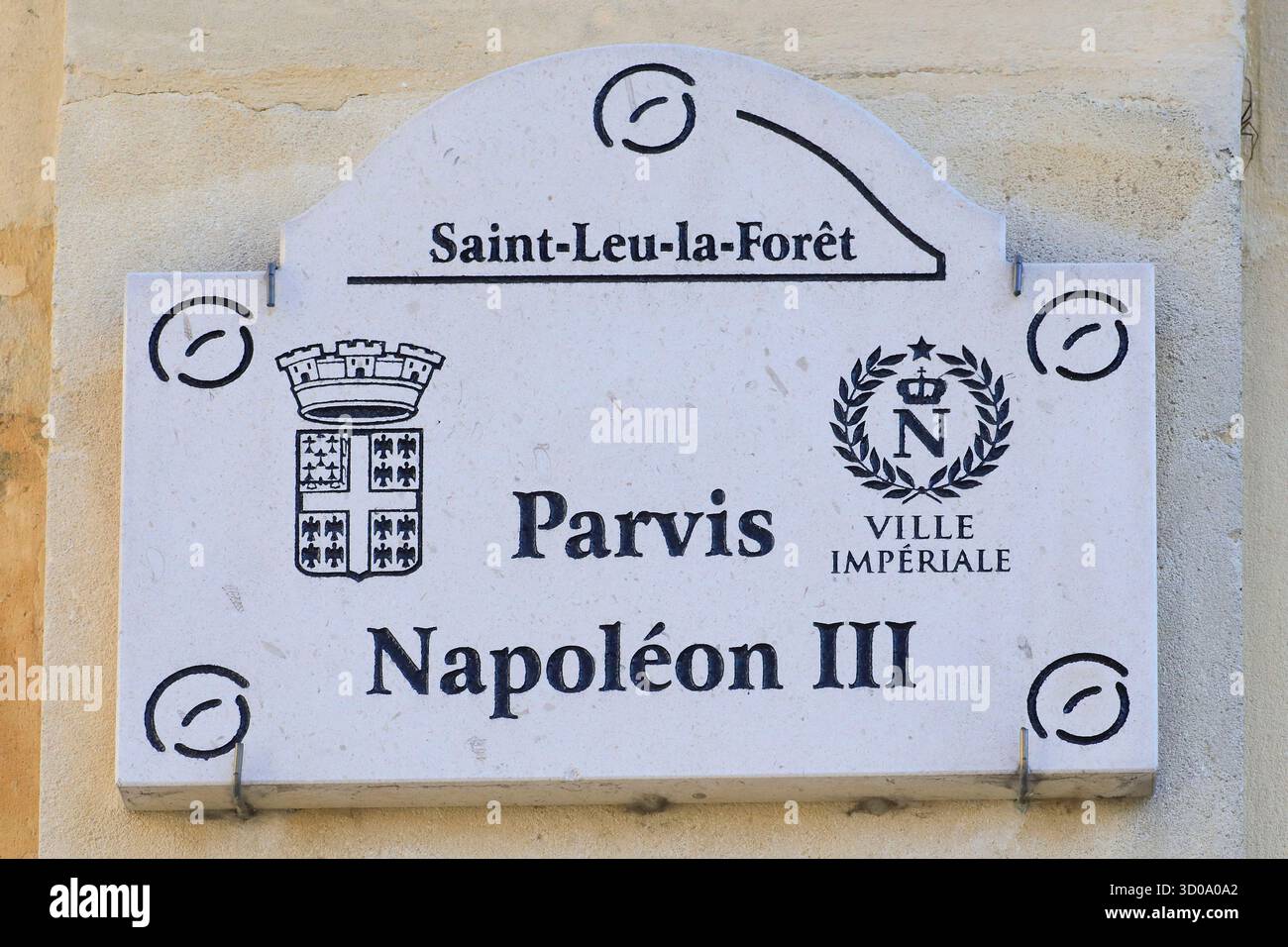 France, Val d'Oise, vallée de Montmorency, Saint Leu la Forêt, place devant l'église Saint-Leu-Saint-Gilles appelée place Napoléon III Banque D'Images France, Val d'Oise, vallée de Montmorency, Saint Leu la Forêt, place devant l'église Saint-Leu-Saint-Gilles appelée place Napoléon III Banque D'Images