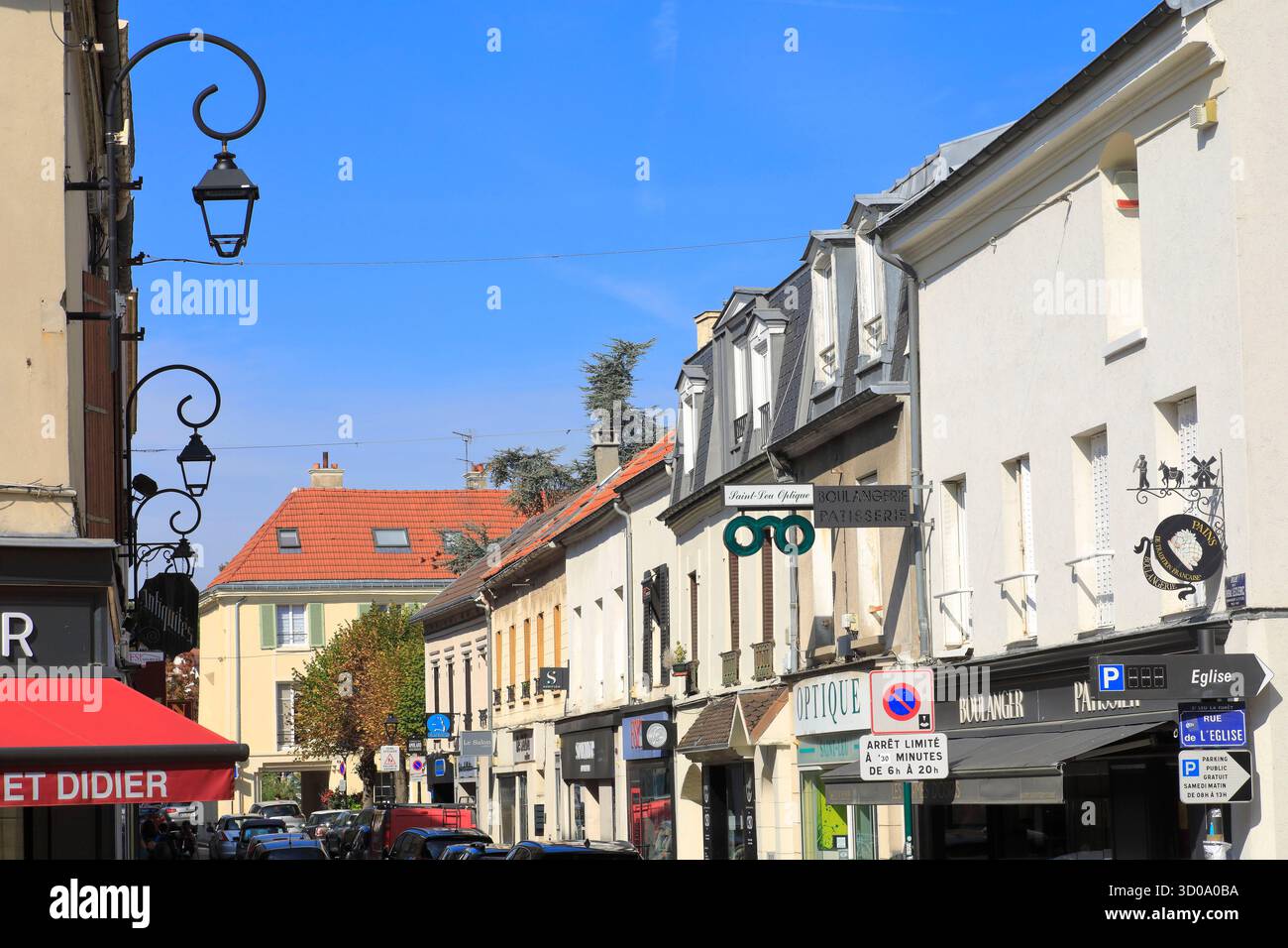 France, Val d'Oise, vallée de Montmorency, Saint Leu la foret, rue du général Leclerc avec la maison consulaire en arrière-plan Banque D'Images