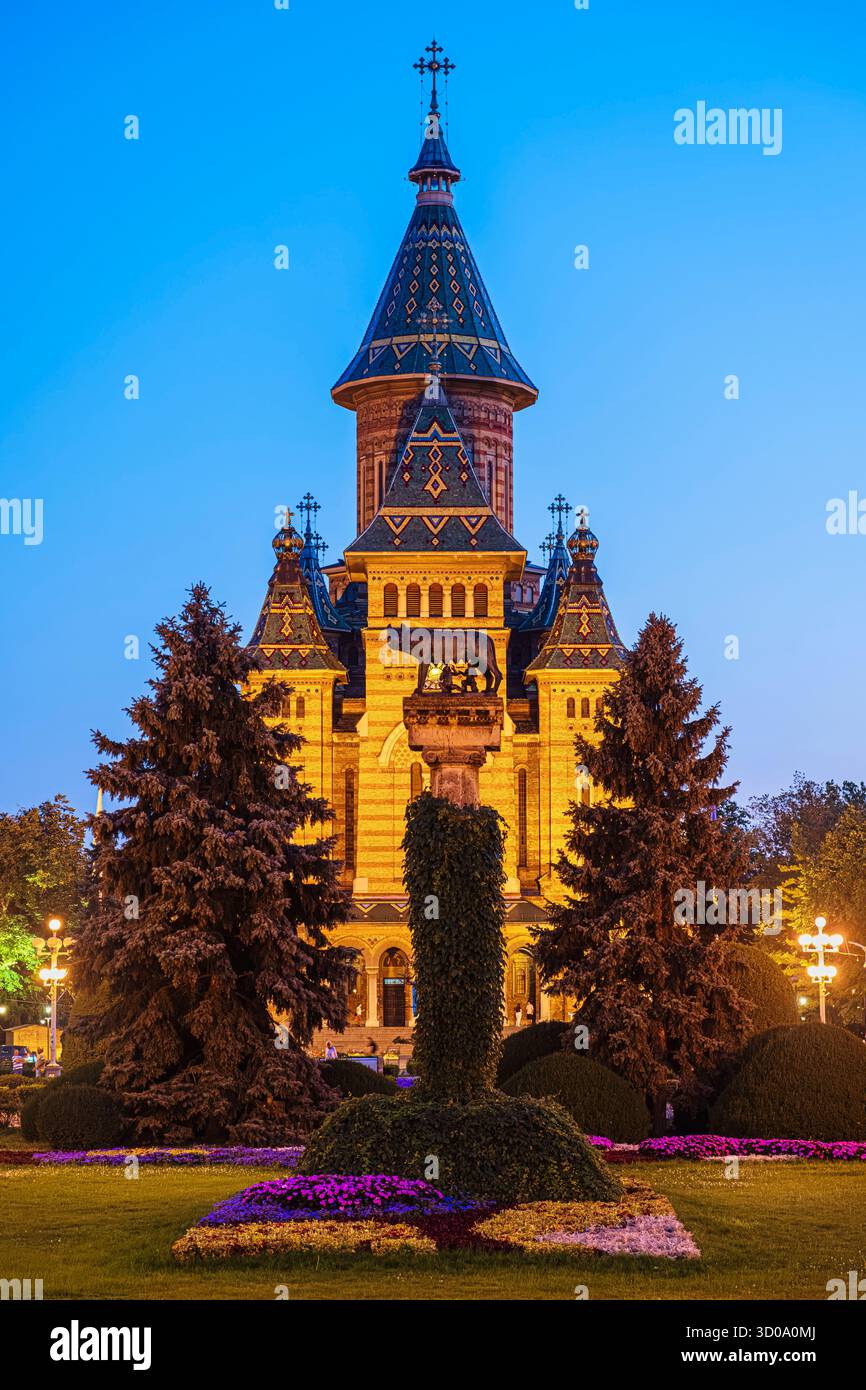 Roumanie, région de Banat, Timisoara, cathédrale orthodoxe emblématique de la ville construite entre 1936 et 1946 et la loup romaine illustrant l'influence latine sur la culture roumaine Banque D'Images