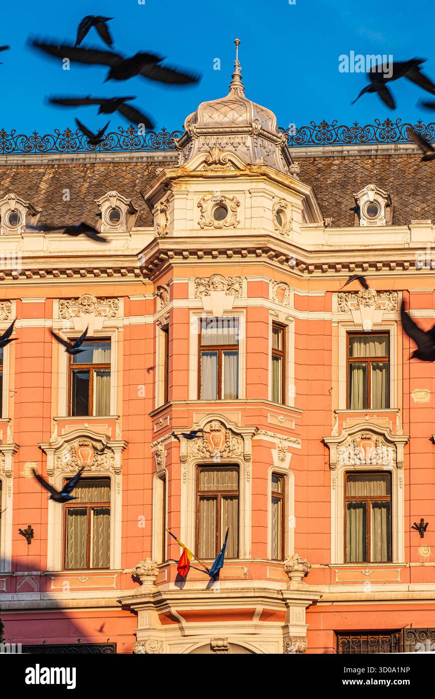 Roumanie, Transylvanie, Brasov, centre historique, place du Conseil (Pia?a Sfatului), Friedrich Czell Palace construit en 1903 abrite la succursale de la Banque nationale roumaine Banque D'Images
