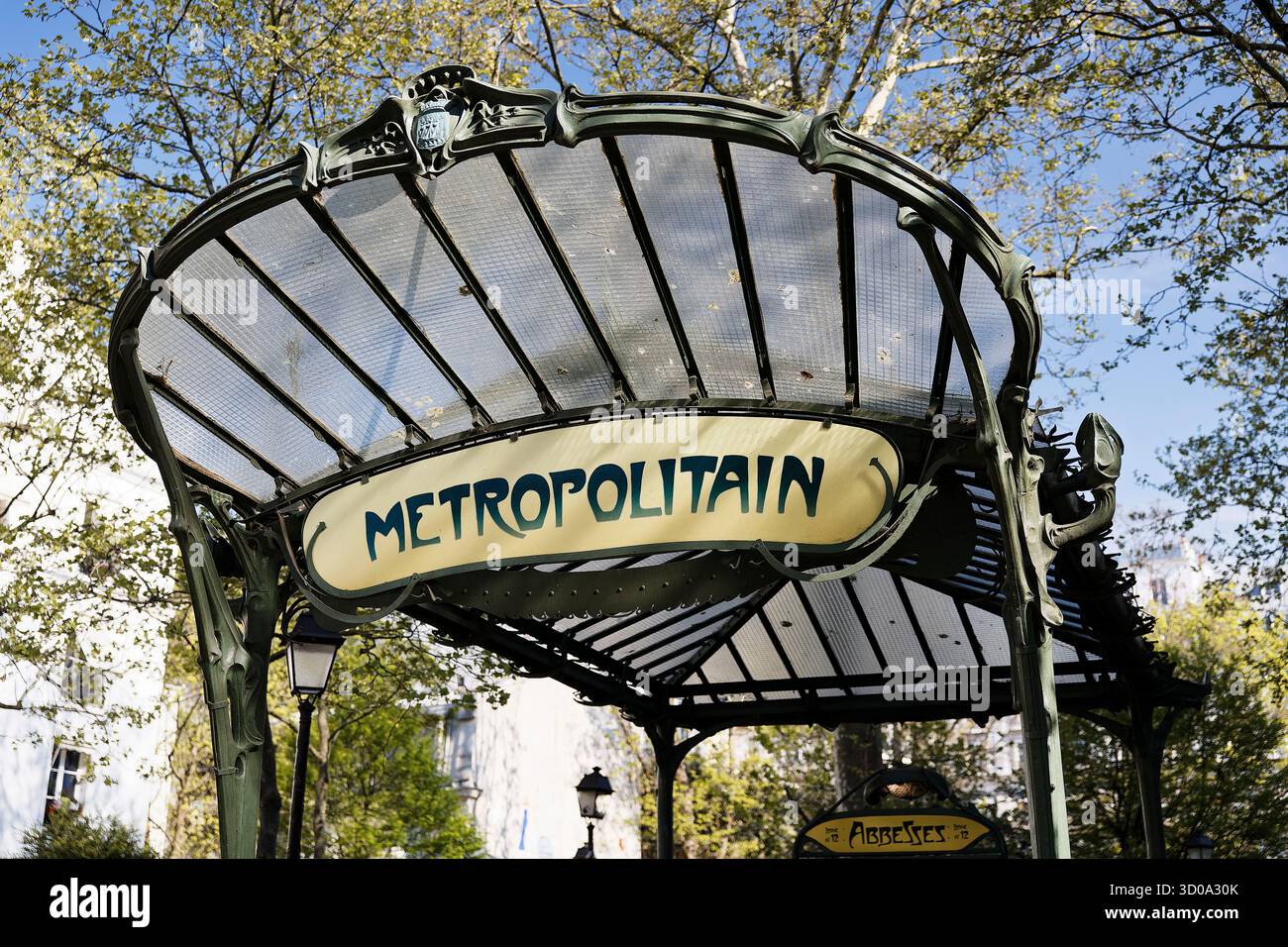 France, Paris, Montmartre, station de métro de style Art Nouveau, dessinée par Hector Guimard Banque D'Images