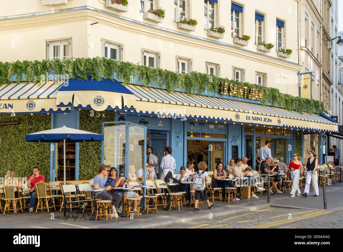 France, Paris, Montmartre, quartier des Abbesses, le café Saint Jean Banque D'Images France, Paris, Montmartre, quartier des Abbesses, le café Saint Jean Banque D'Images