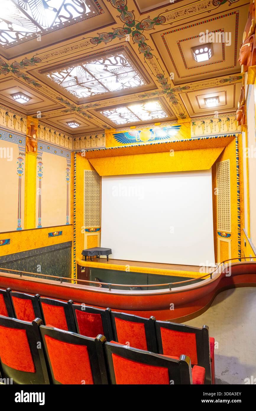 France, Paris, le Louxor, cinéma Art Déco construit par l'architecte Henri Zipcy en 1921, classé monument historique, salle 1 Banque D'Images France, Paris, le Louxor, cinéma Art Déco construit par l'architecte Henri Zipcy en 1921, classé monument historique, salle 1 Banque D'Images