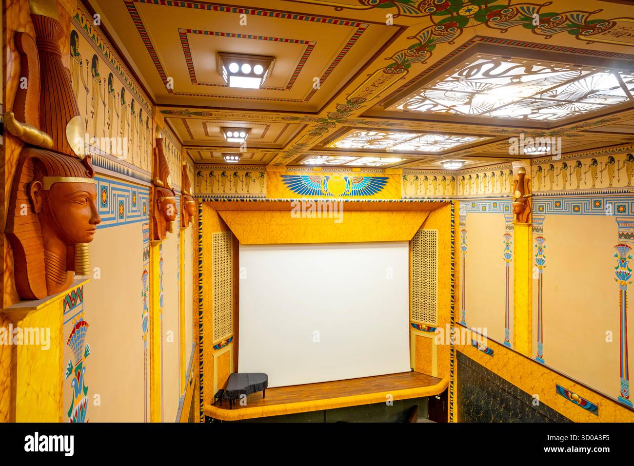 France, Paris, le Louxor, cinéma Art Déco construit par l'architecte Henri Zipcy en 1921, classé monument historique, salle 1 Banque D'Images France, Paris, le Louxor, cinéma Art Déco construit par l'architecte Henri Zipcy en 1921, classé monument historique, salle 1 Banque D'Images