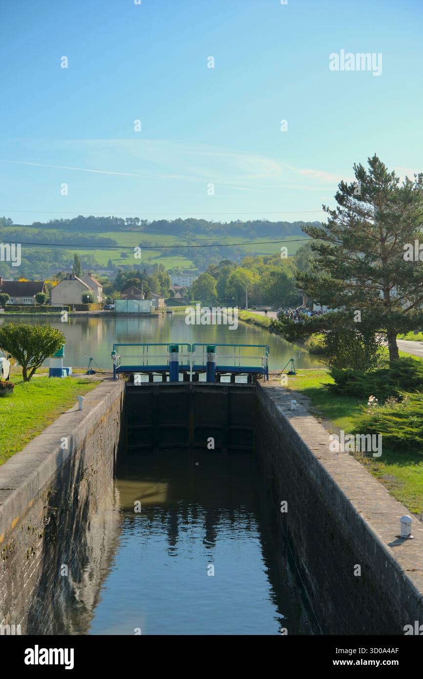 France, Côte d'Or, Pouilly en Auxois, l'écluse du canal de Bourgogne Banque D'Images France, Côte d'Or, Pouilly en Auxois, l'écluse du canal de Bourgogne Banque D'Images