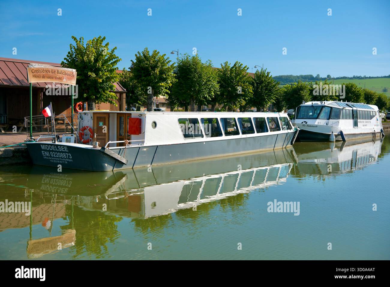 France, Côte d'Or, Pouilly en Auxois, le bureau du maître du port le long du canal de Bourgogne Banque D'Images France, Côte d'Or, Pouilly en Auxois, le bureau du maître du port le long du canal de Bourgogne Banque D'Images