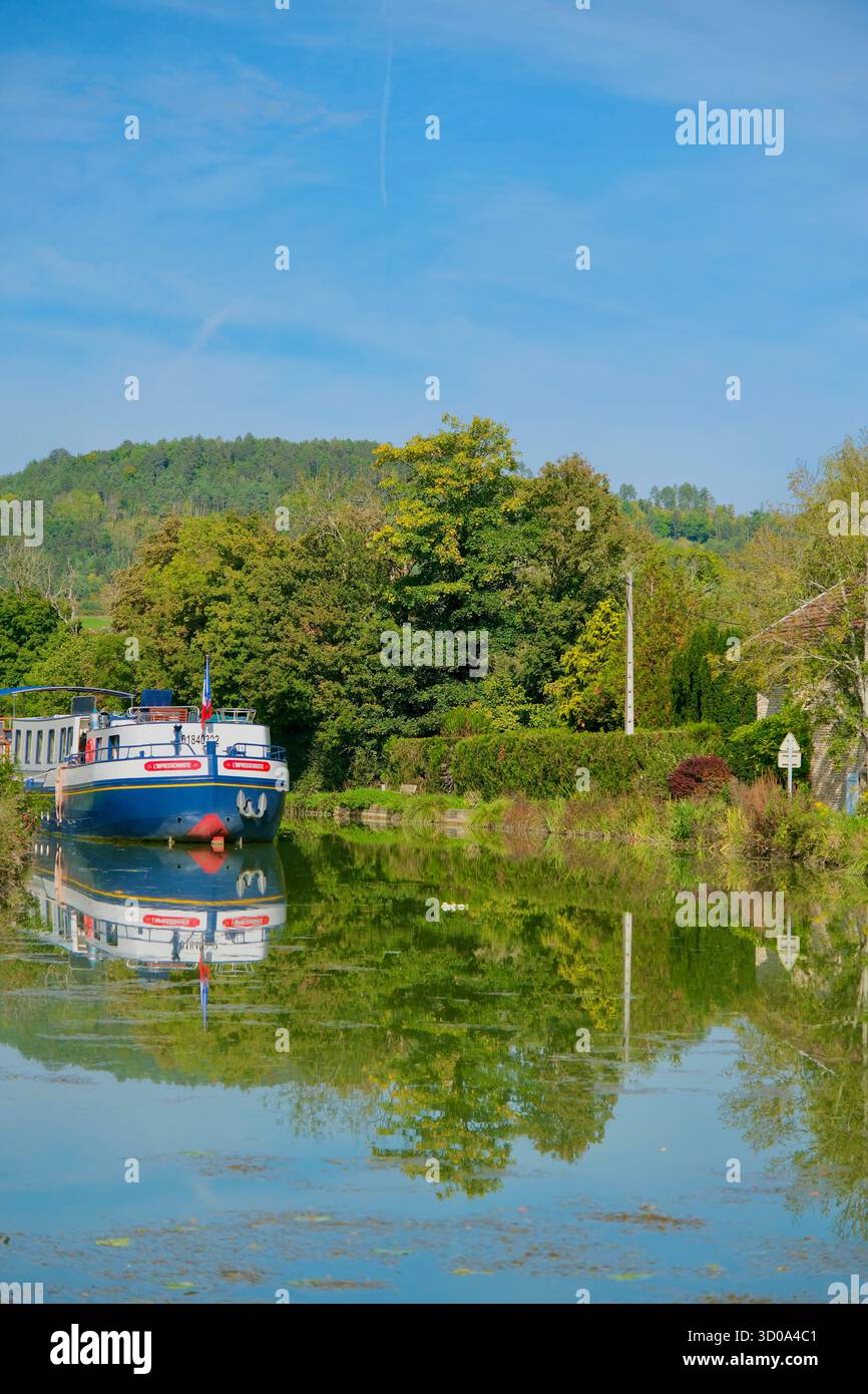 France, Côte d'Or, vallée de l'Ouche, Fleurey sur Ouche, barge sur le canal de Bourgogne Banque D'Images France, Côte d'Or, vallée de l'Ouche, Fleurey sur Ouche, barge sur le canal de Bourgogne Banque D'Images