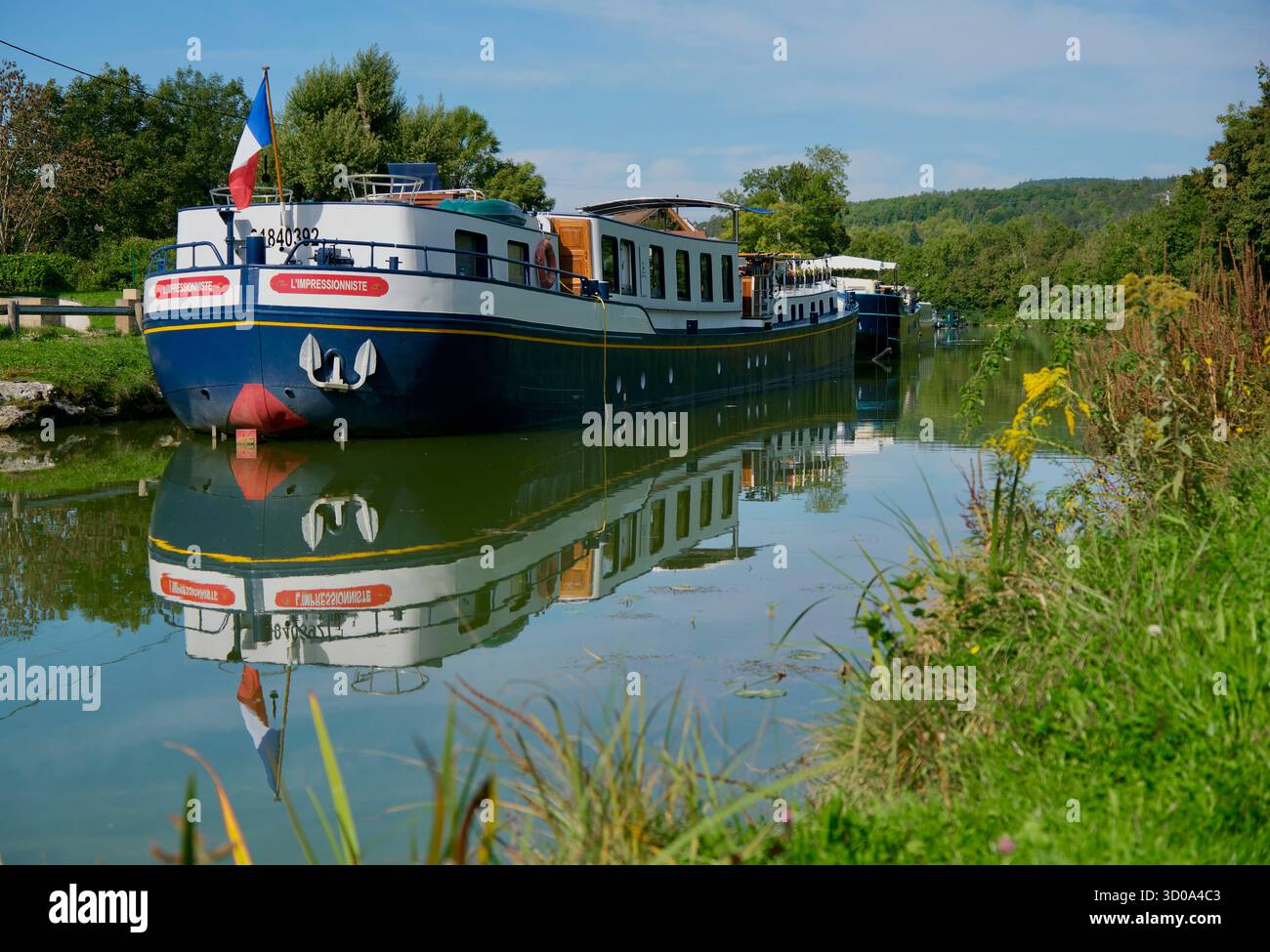 France, Côte d'Or, vallée de l'Ouche, Fleurey sur Ouche, barge sur le canal de Bourgogne Banque D'Images France, Côte d'Or, vallée de l'Ouche, Fleurey sur Ouche, barge sur le canal de Bourgogne Banque D'Images