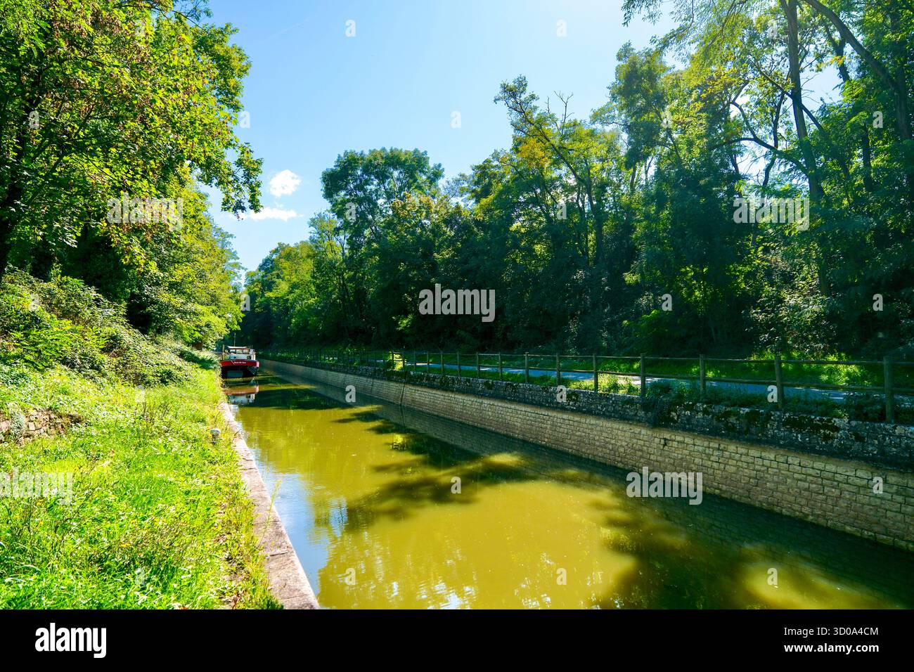 France, Saône et Loire, Chagny, péniche sur le canal du Centre ou canal Charolais Banque D'Images France, Saône et Loire, Chagny, péniche sur le canal du Centre ou canal Charolais Banque D'Images