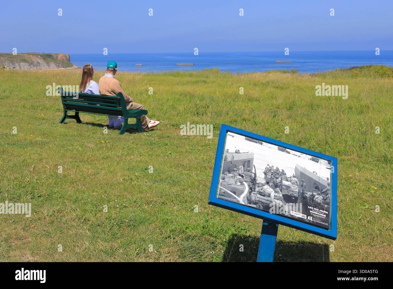 France, Calvados (14), Arromanches-les-bains, vue des vestiges de l'ancien port allié préfabriqué (port mûrier) lors du débarquement de Normandie avec reproduction d'une photo d'époque Banque D'Images