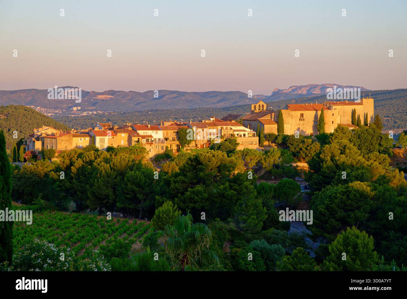 France, Var, village du Castellet, en arrière-plan le massif de la Sainte Baume Banque D'Images