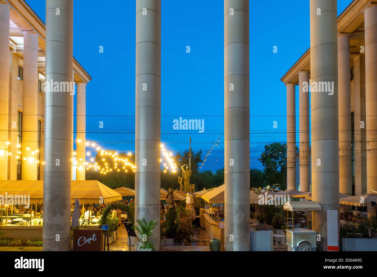 France, Paris, le Musée d’Art moderne de style Art Déco de la ville de Paris ou MAMVP installé au Palais de Tokyo, terrasse temporaire du restaurant Corail Banque D'Images