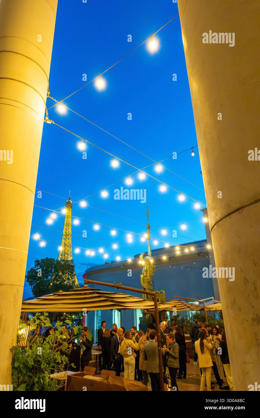 France, Paris, Musée d’Art moderne de la ville de Paris de style Art Déco ou MAMVP installé au Palais de Tokyo, terrasse temporaire du restaurant Corail (© SETE-illuminations Pierre Bideau) Banque D'Images