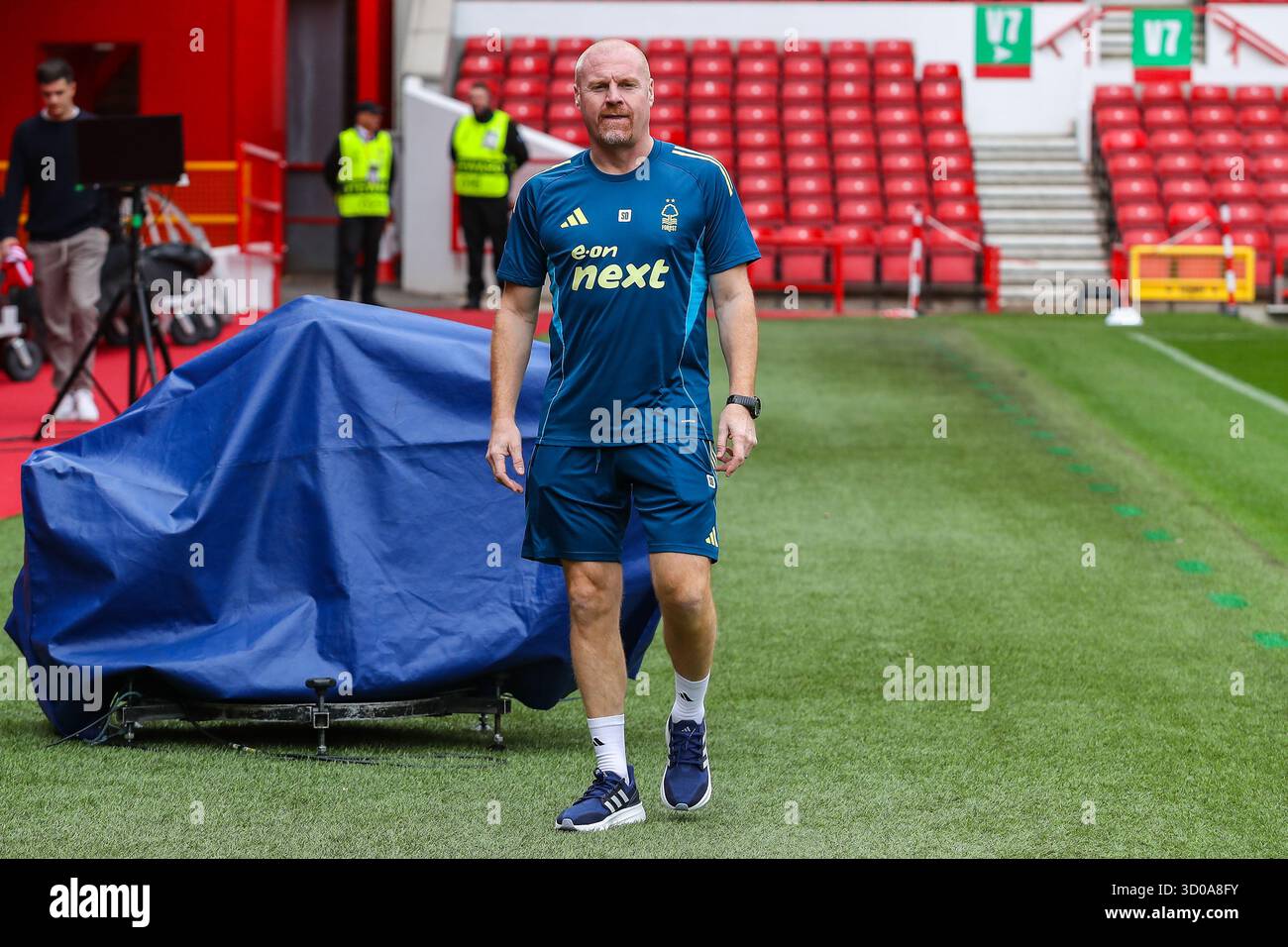 West Bridgford, Royaume-Uni. 22 octobre 2025. Sean Dyche, directeur de Nottingham Forest, est dévoilé comme nouveau directeur du club avant une conférence de presse au City Ground, West Bridgford, Angleterre, le 22 octobre 2025 crédit : Lee Keuneke/Every second Media crédit : Every second Media/Alamy Live News Banque D'Images