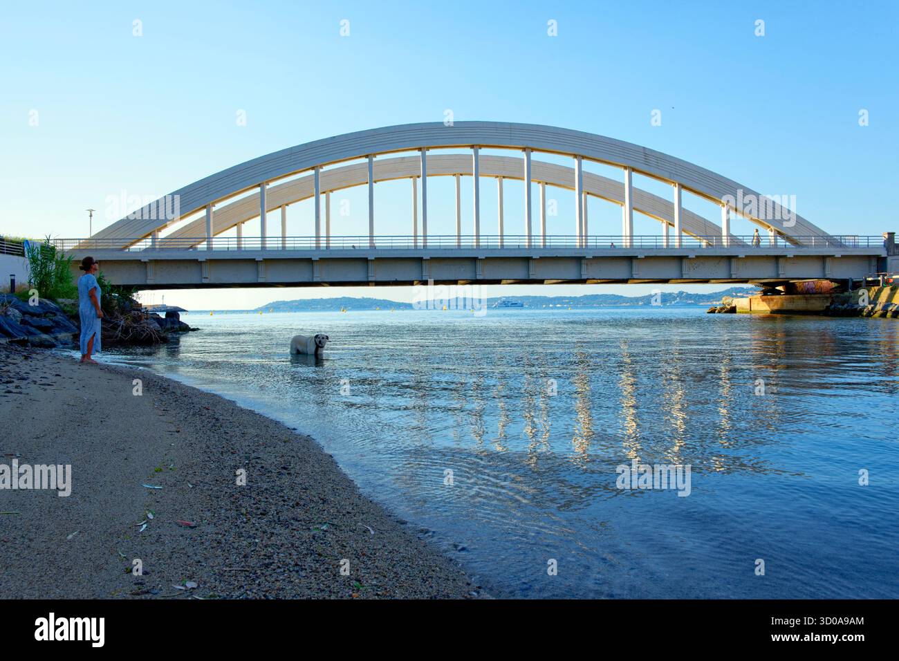 France, Var, Golfe de Saint Tropez, Sainte Maxime, avenue de Lattre de Tassigny et pont de Preconil sur la rivière Preconil Banque D'Images