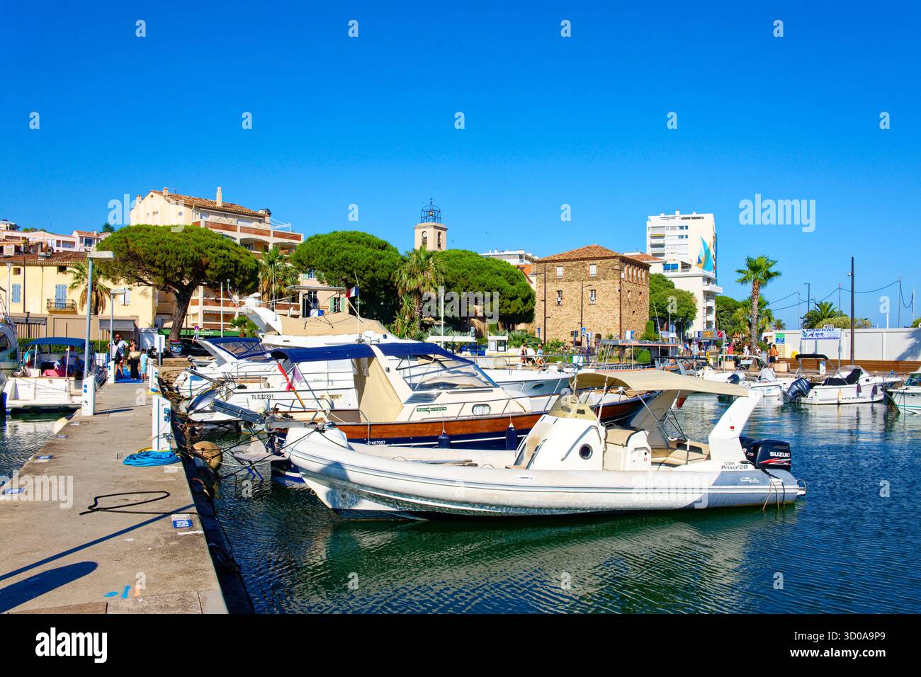France, Var, Golfe de Saint Tropez, Sainte Maxime, le port, l'église et la Tour carrée, (Tour carrée) Banque D'Images