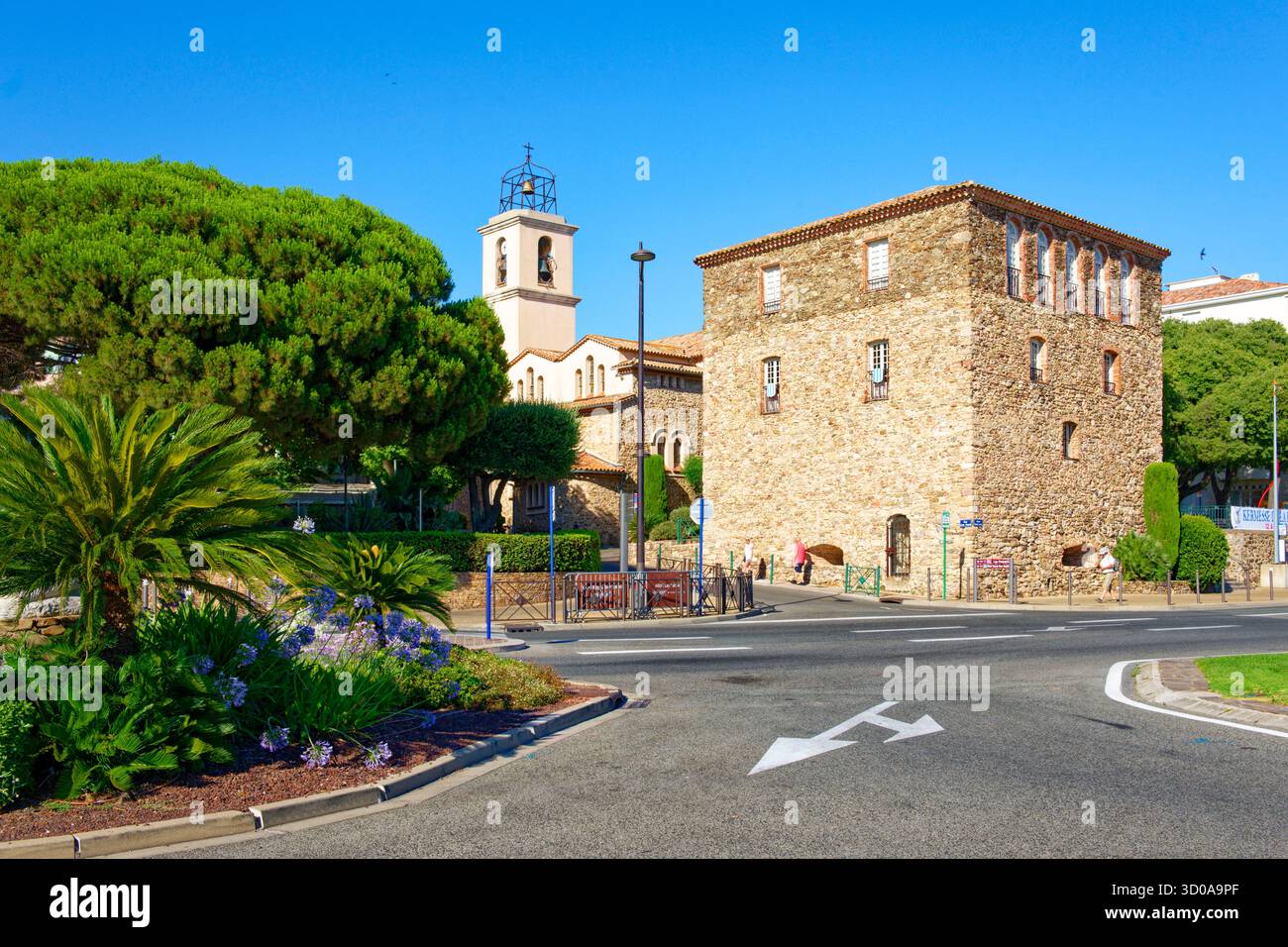 France, Var, Golfe de Saint Tropez, Sainte Maxime, le port, l'église et la Tour carrée, (Tour carrée) Banque D'Images