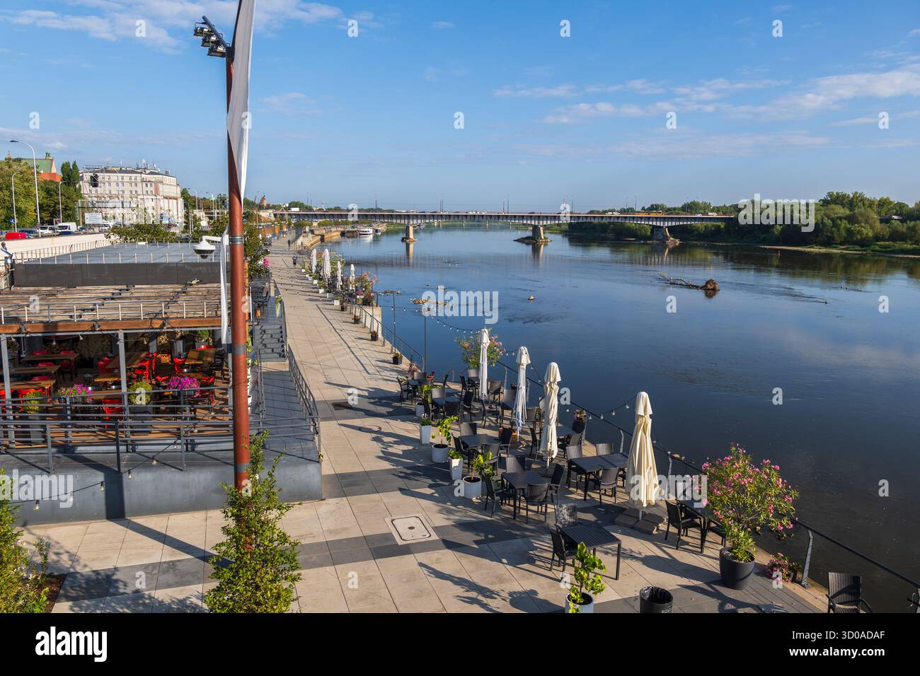 Varsovie, Pologne - 7 août 2024 : Promenade de la Vistule avec tables de café dans le centre-ville. Banque D'Images