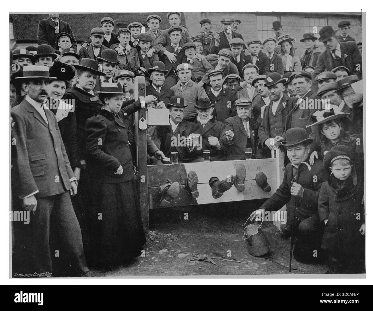 Corby Pole Fair, la dernière halte faite par la procession est aux stocks,. Corby, dans le Northamptonshire. Photographie d'archive vintage des festivals, cérémonies et coutumes. Par Benjamin Stone, 1890s -1900s Banque D'Images