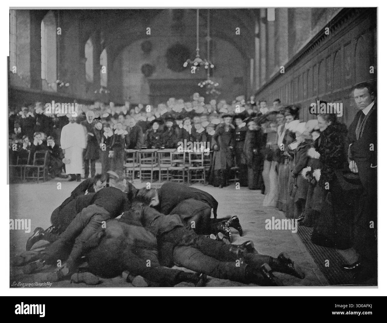 Lancer des crêpes à l'école Westminster. 'LE GREEZE.' Photographie d'archive vintage des festivals, cérémonies et coutumes. Par Benjamin Stone, 1890s -1900s Banque D'Images