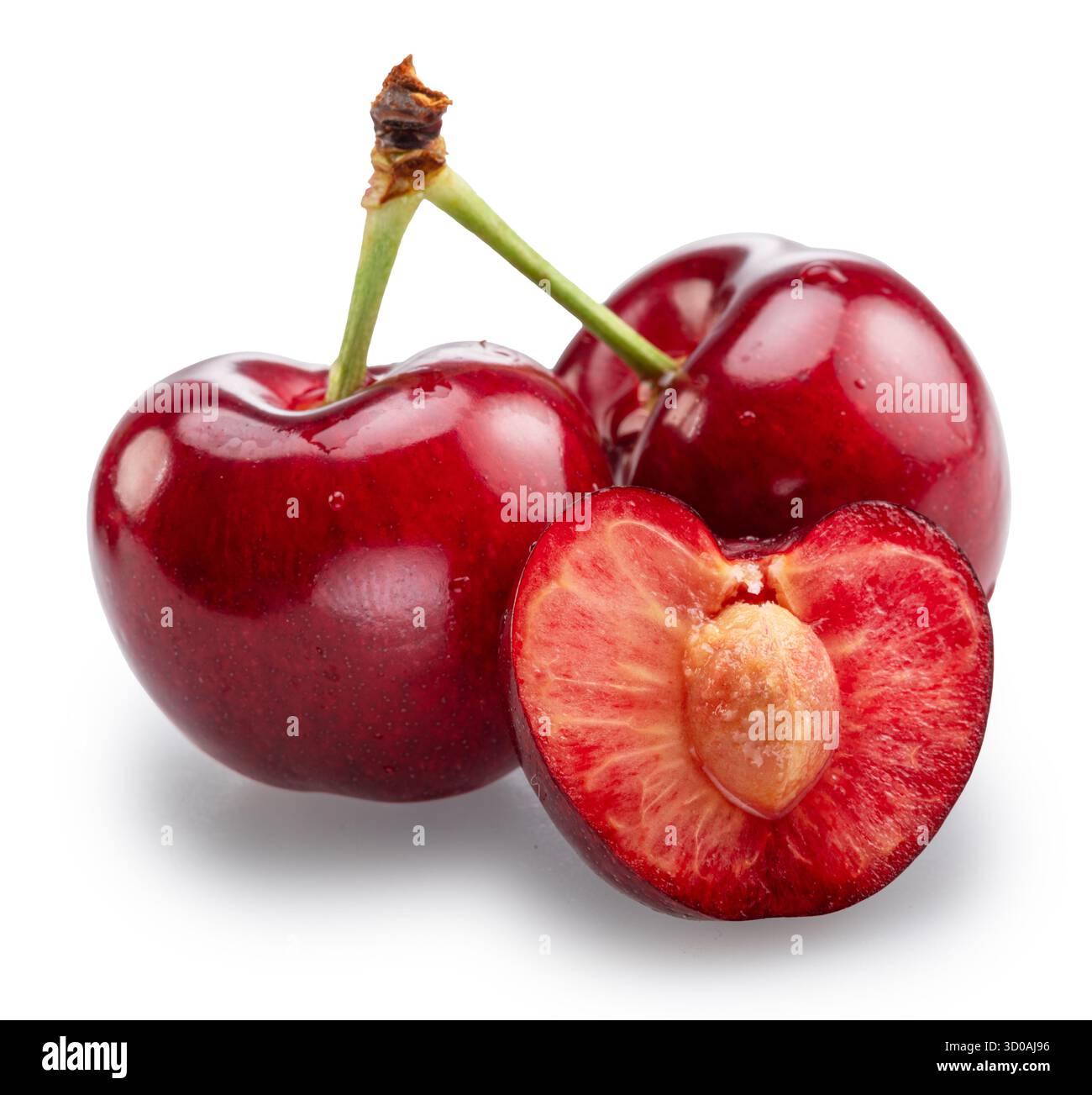 Cerises rouges douces et la moitié de cerise isolées sur fond blanc. Le fichier contient des chemins de détourage. Banque D'Images