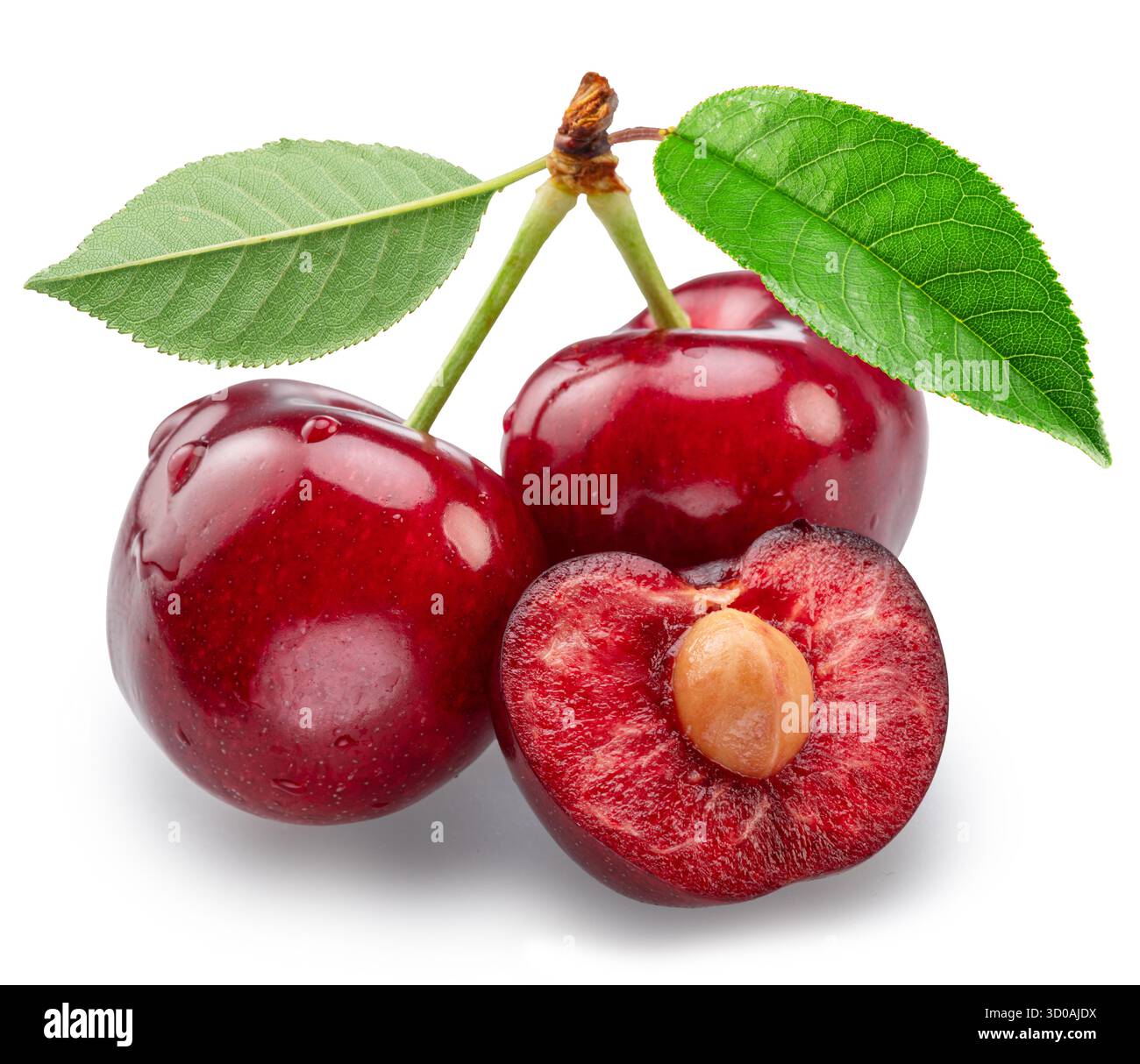 Cerises douces avec feuille verte et la moitié de cerise isolée sur fond blanc. Le fichier contient des chemins de détourage. Banque D'Images