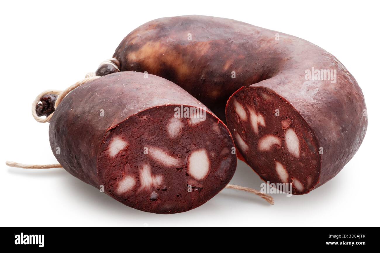 Saucisse de sang avec des morceaux de graisse de porc sur fond blanc. Le fichier contient des chemins de détourage. Banque D'Images