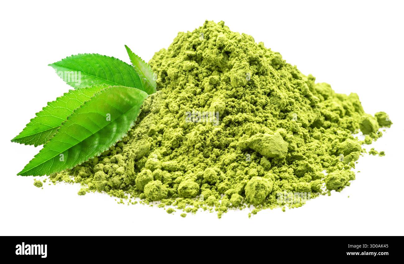 Thé Matcha, poudre finement moulue et feuilles de thé vert sur fond blanc. Le fichier contient un chemin de détourage. Banque D'Images