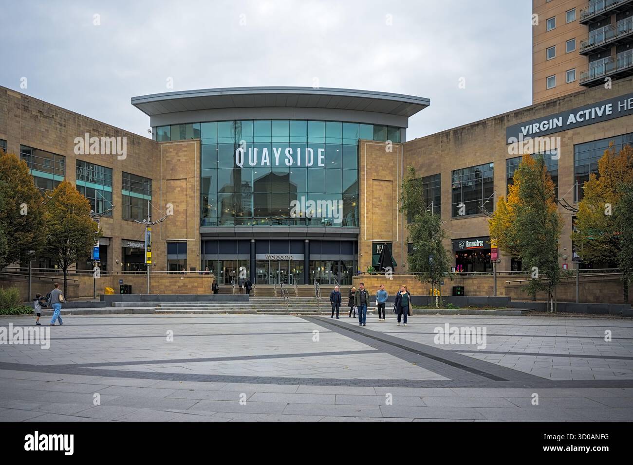 Salford, Manchester, Royaume-Uni, 18 octobre 2025 : entrée du centre commercial moderne de Salford au bord du quai avec des gens qui passent par un jour couvert. Banque D'Images