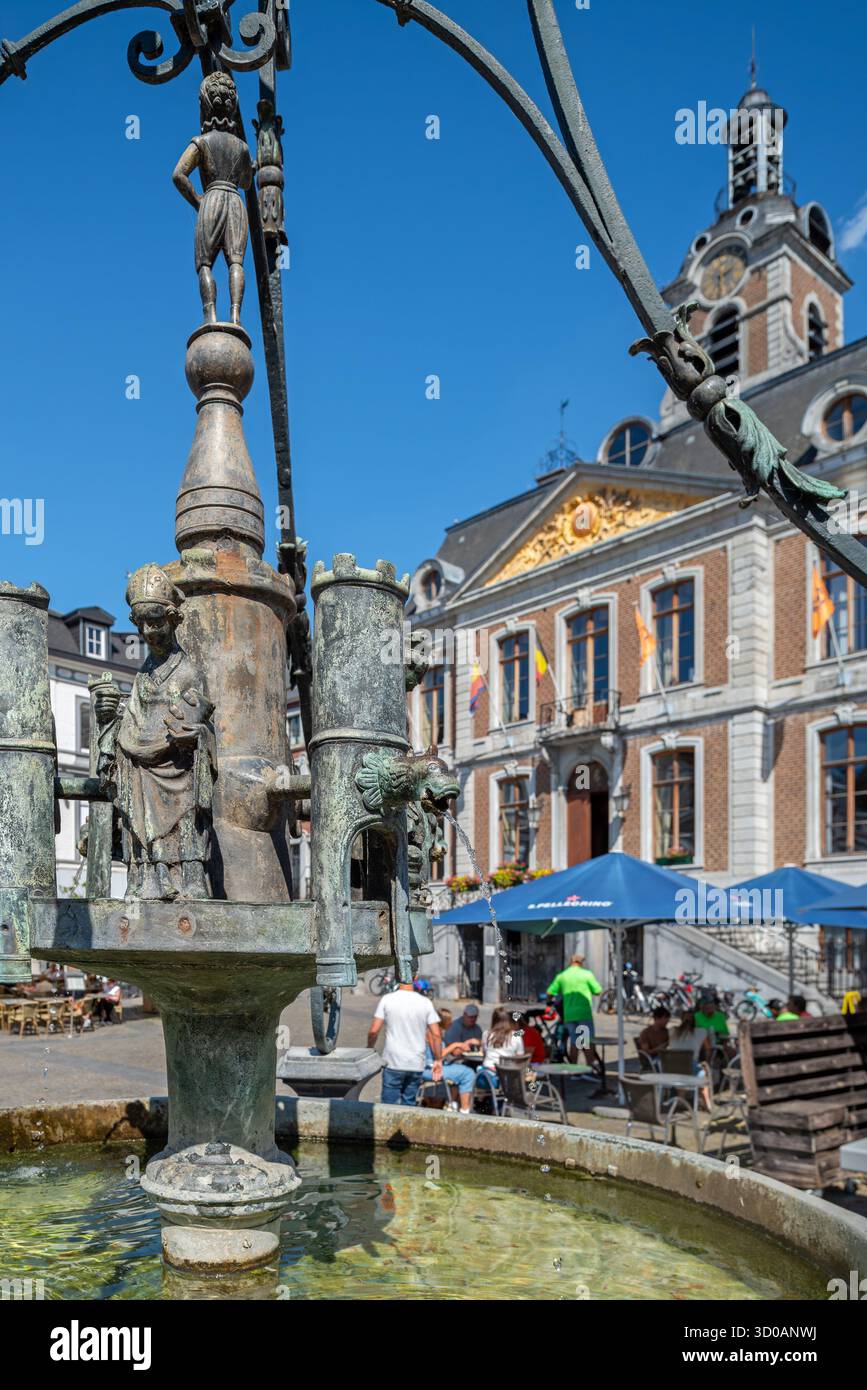Li Bassinia, fontaine du XVe siècle et hôtel de ville du XVIIIe siècle à la Grand place dans la ville de Huy, province de Liège, Belgique Banque D'Images