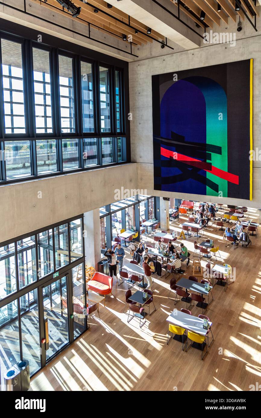 Park Kitchen and Bar à l'intérieur du théâtre Sadler's Wells East et Eva Rothschild, tapisserie, Stratford, Londres, Angleterre Banque D'Images
