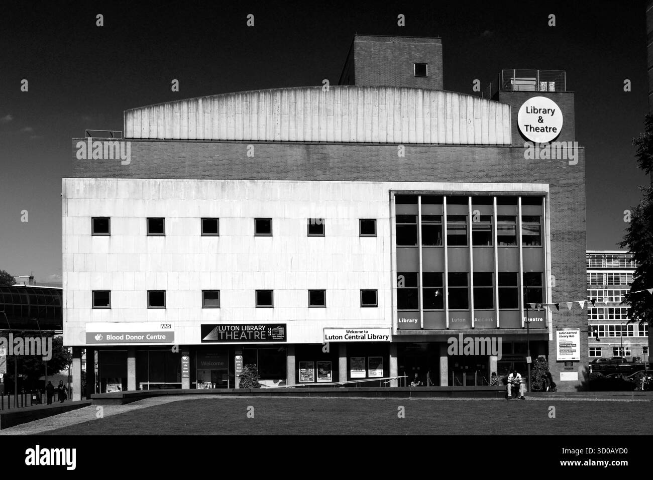 Luton Central Library and Theatre, St Georges Square, Luton Town, Bedfordshire, Angleterre, ROYAUME-UNI Banque D'Images