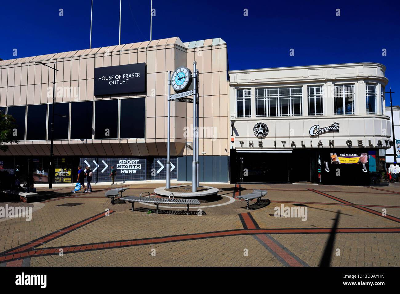 The Centenary Clock and Creams Cafe sur St Georges Street, Luton Town, Bedfordshire, Angleterre, Royaume-Uni Banque D'Images