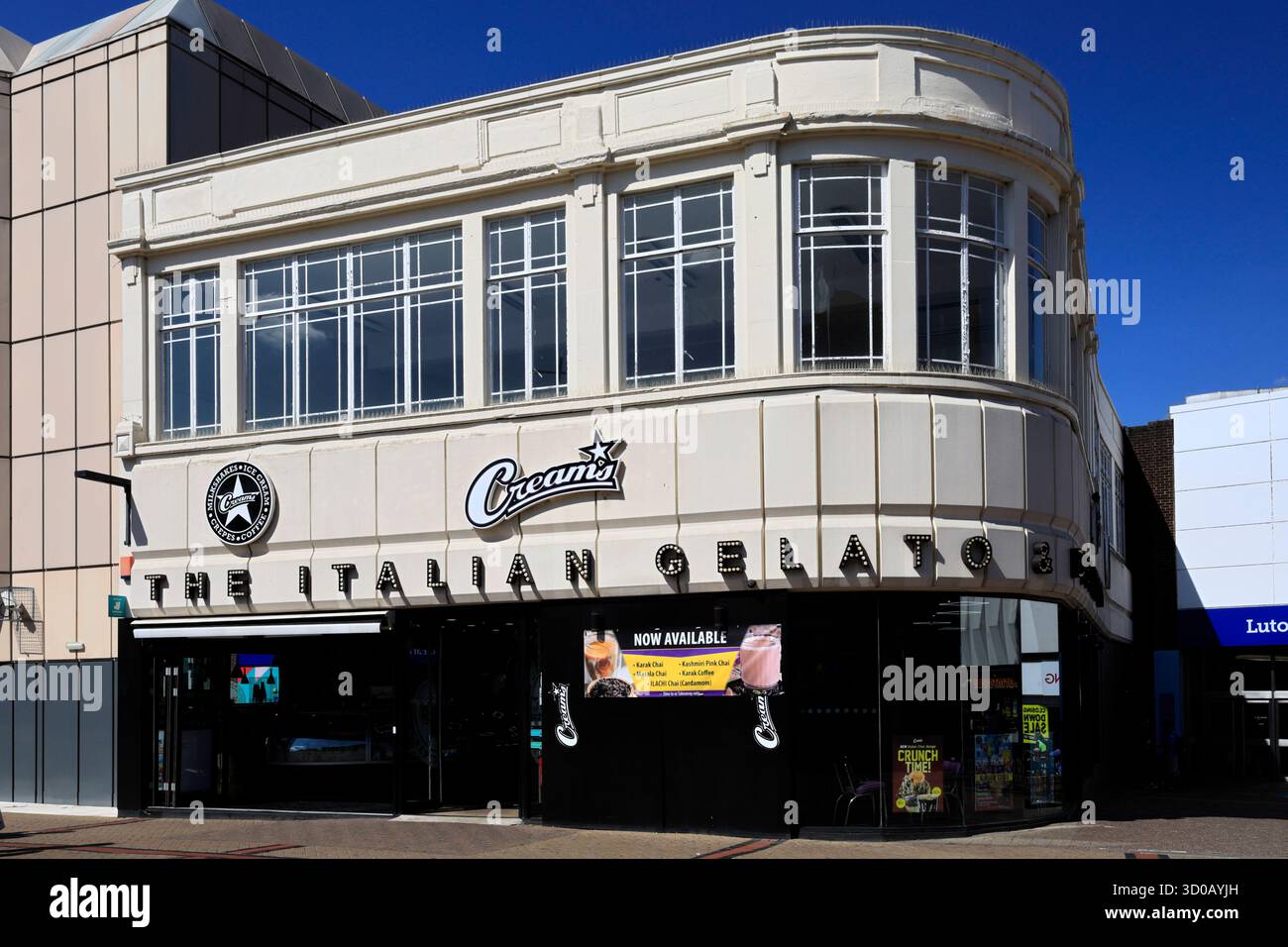 Creams Cafe sur St Georges Street, Luton Town, Bedfordshire, Angleterre, Royaume-Uni Banque D'Images