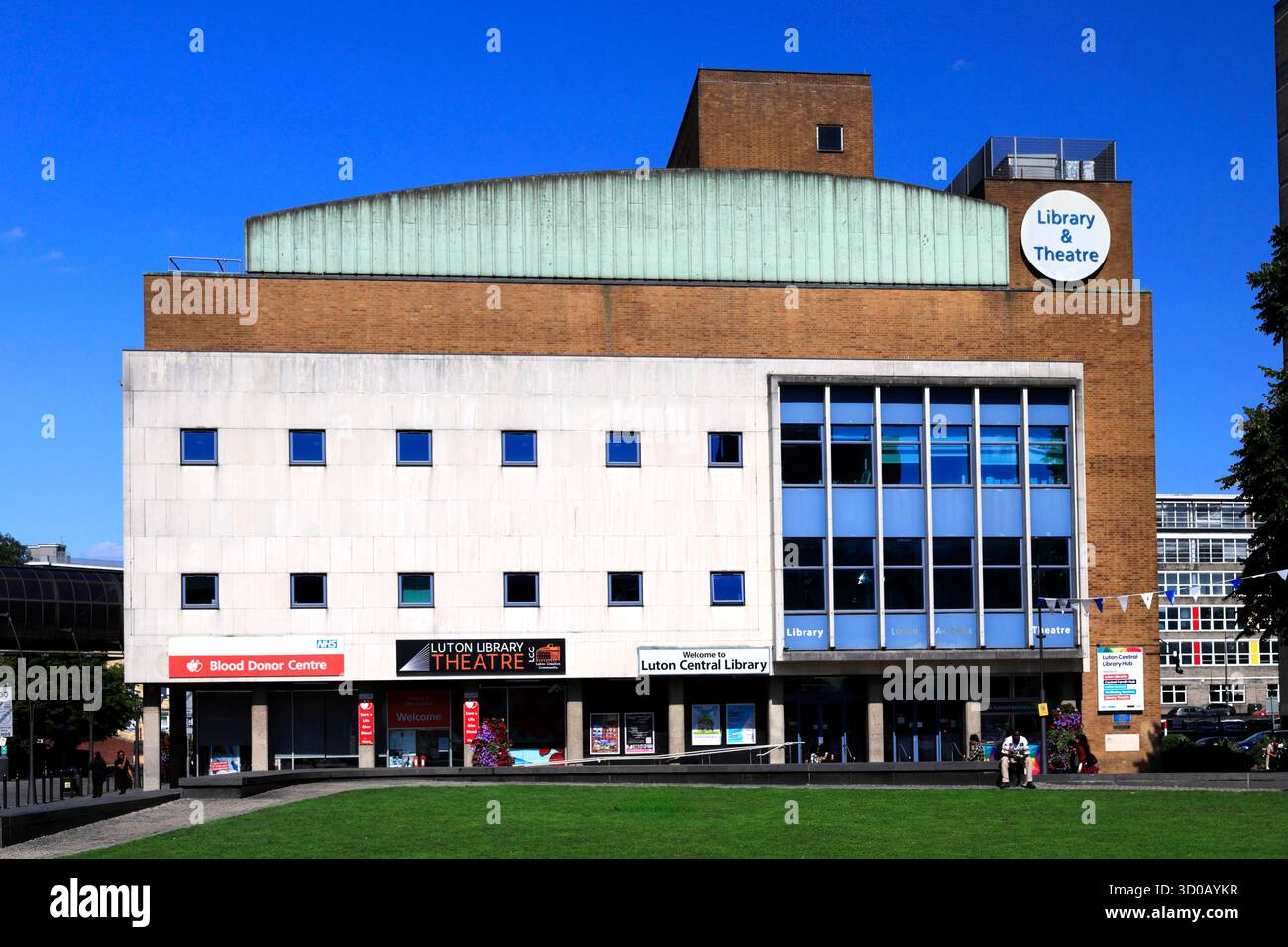 Luton Central Library and Theatre, St Georges Square, Luton Town, Bedfordshire, Angleterre, ROYAUME-UNI Banque D'Images