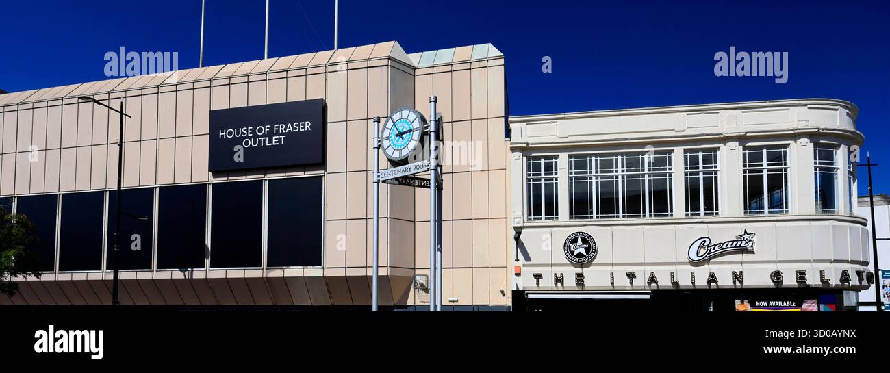 The Centenary Clock and Creams Cafe sur St Georges Street, Luton Town, Bedfordshire, Angleterre, Royaume-Uni Banque D'Images