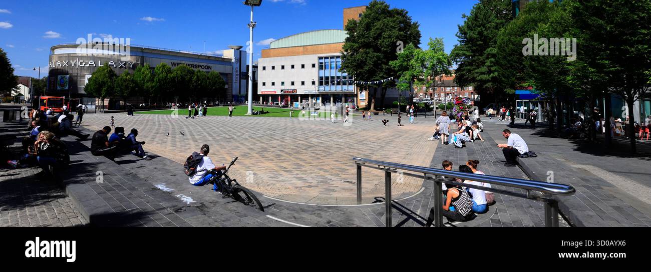 Vue estivale sur St Georges Square, Luton Town, Bedfordshire, Angleterre, Royaume-Uni Banque D'Images