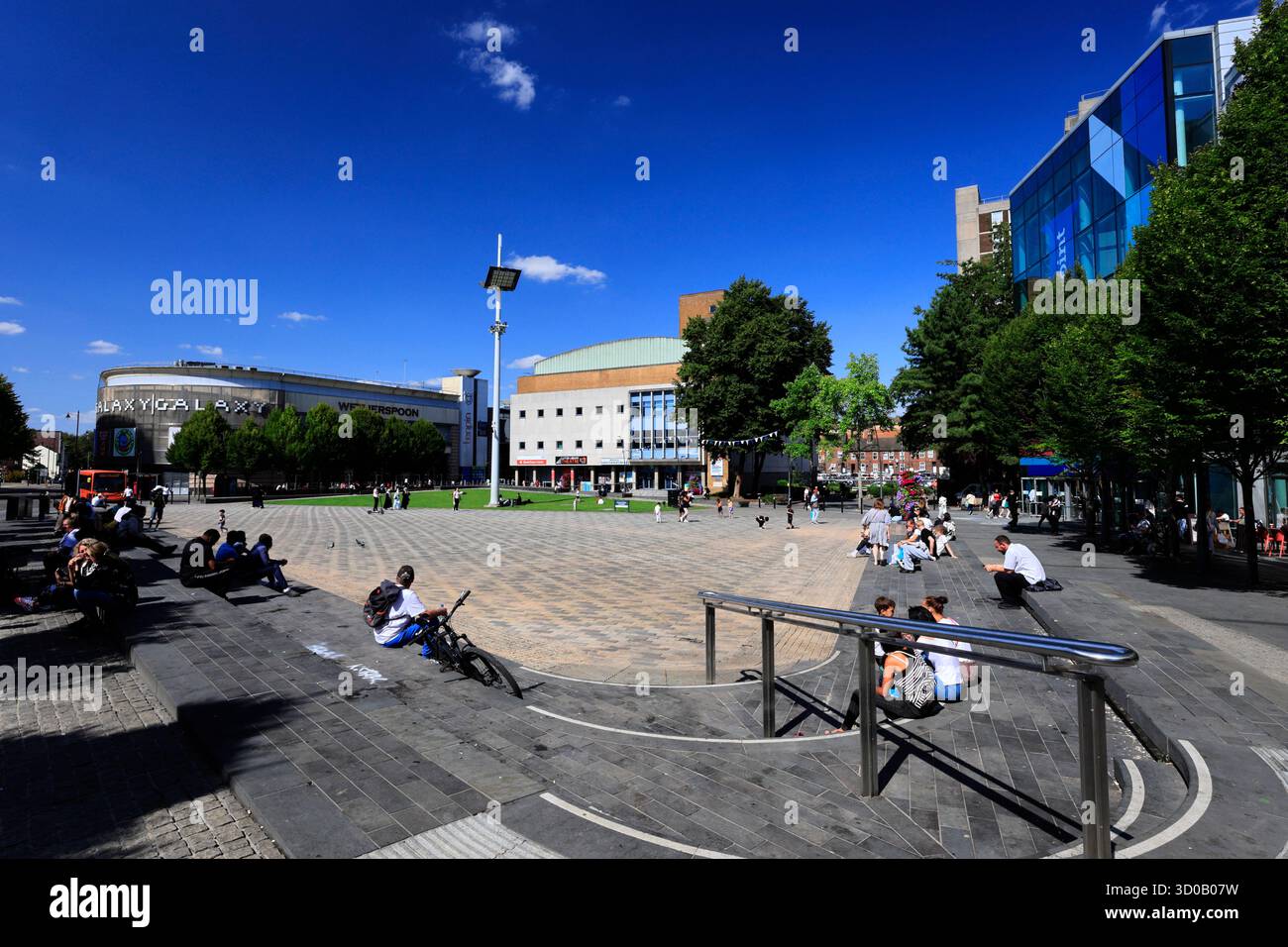Vue estivale sur St Georges Square, Luton Town, Bedfordshire, Angleterre, Royaume-Uni Banque D'Images