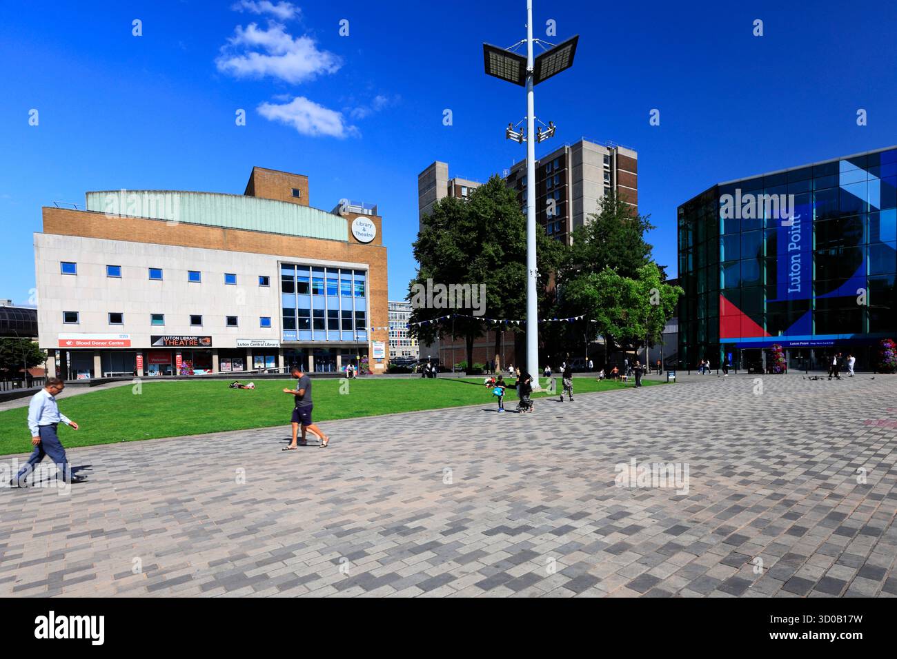 Vue estivale sur St Georges Square, Luton Town, Bedfordshire, Angleterre, Royaume-Uni Banque D'Images