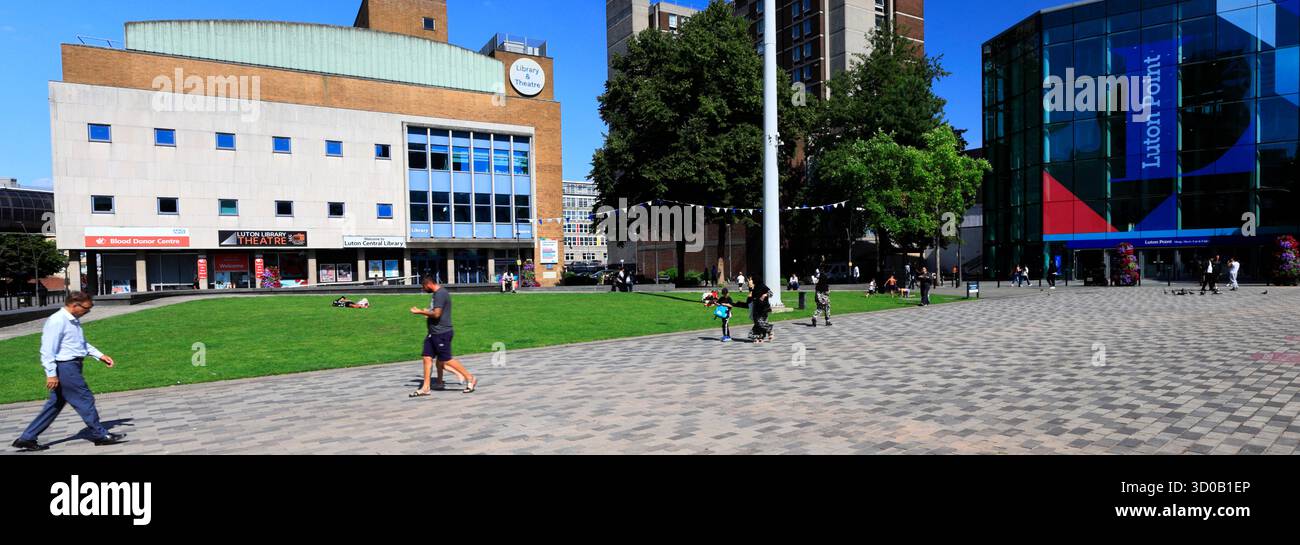 Vue estivale sur St Georges Square, Luton Town, Bedfordshire, Angleterre, Royaume-Uni Banque D'Images