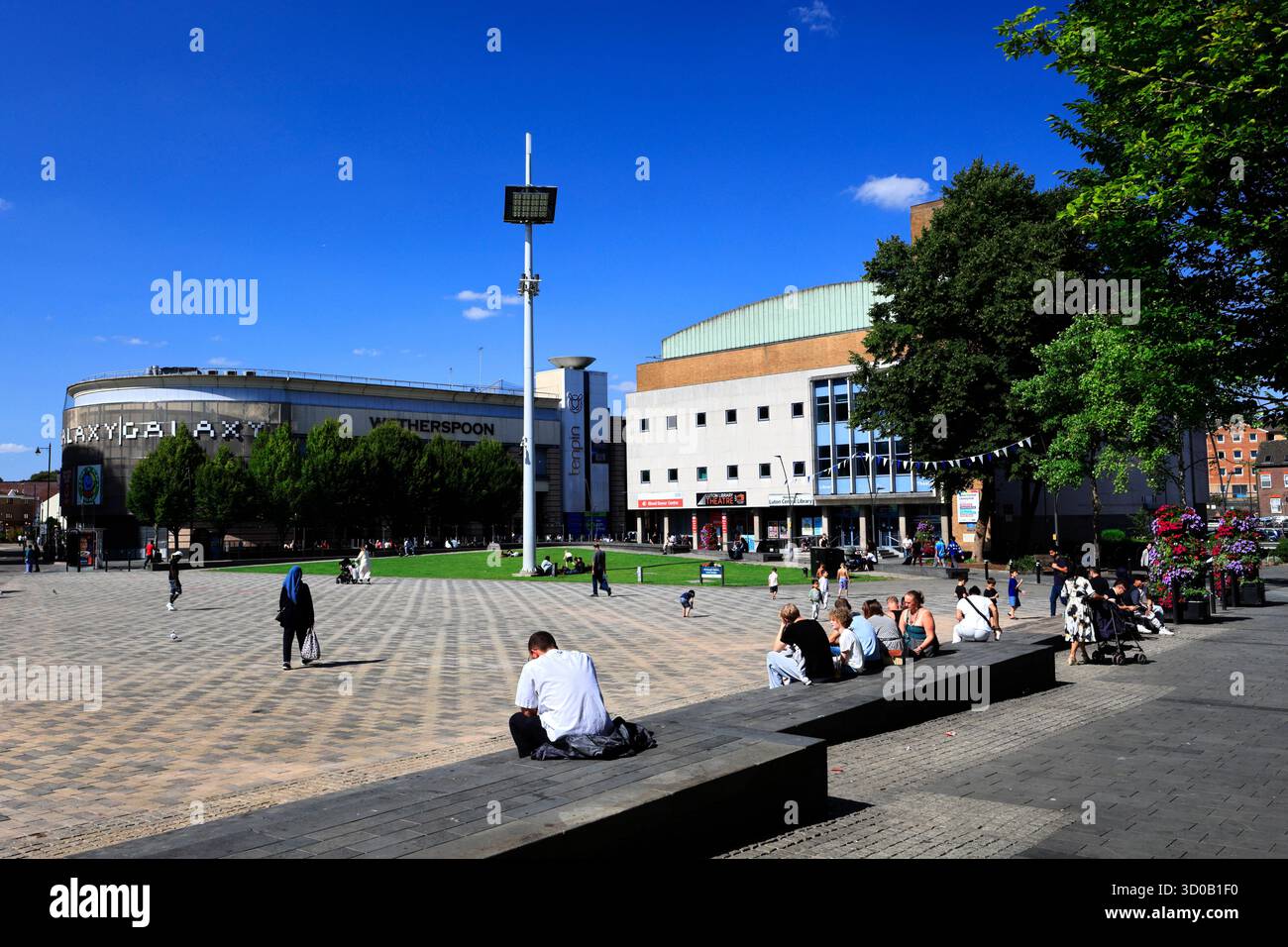 Vue estivale sur St Georges Square, Luton Town, Bedfordshire, Angleterre, Royaume-Uni Banque D'Images