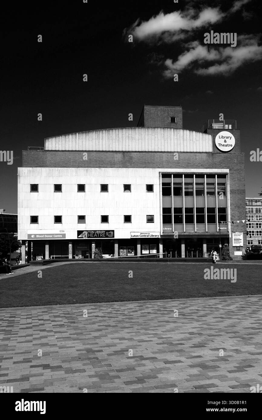 Luton Central Library and Theatre, St Georges Square, Luton Town, Bedfordshire, Angleterre, ROYAUME-UNI Banque D'Images