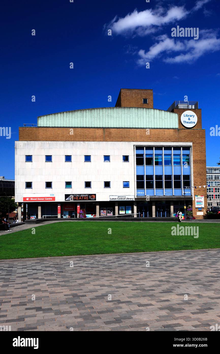 Luton Central Library and Theatre, St Georges Square, Luton Town, Bedfordshire, Angleterre, ROYAUME-UNI Banque D'Images