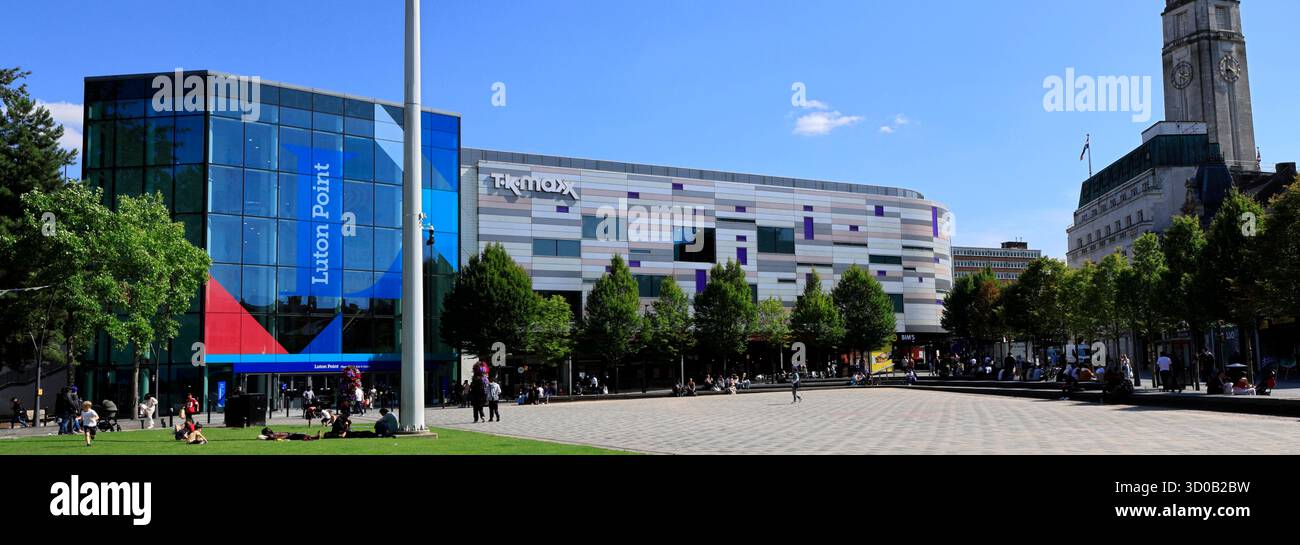 Vue estivale sur St Georges Square, Luton Town, Bedfordshire, Angleterre, Royaume-Uni Banque D'Images