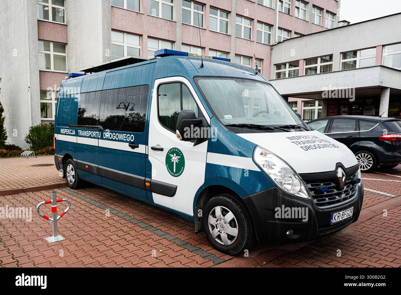 Tarnow, Pologne - 10 octobre 2025 : fourgon d'inspection bleu et blanc de Pologne garé devant un bâtiment du gouvernement à Tarnow. Banque D'Images