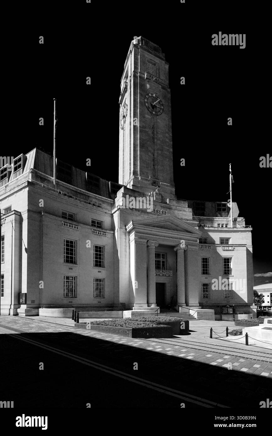 Vue estivale du Town Council Building, Luton Town, Bedfordshire, Angleterre, Royaume-Uni Banque D'Images